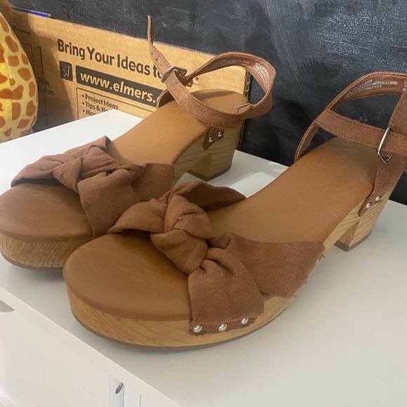 Never worn, tan heels - Picture 3 of 3